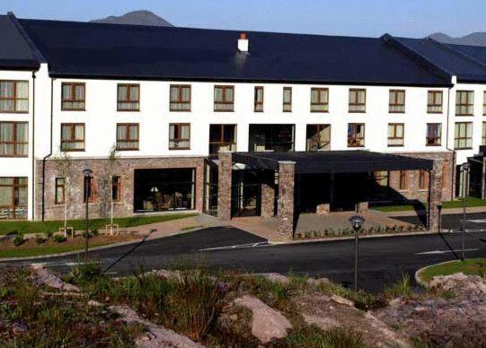 Golden'S Cove Apartments At Sneem Hotel Exterior photo